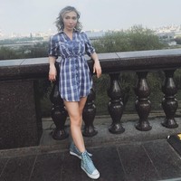 Mereka bilang aku tidak akan pernah mendapatkan pekerjaan jika seperti ini. Setelah aku mewarnai rambutku, aku ditawari lebih banyak pekerjaan. Aku bahkan mulai memakai kacamata bening, meskipun penglihatanku sempurna, agar terlihat lebih profesional, imbuhnya. Foto: Instagram