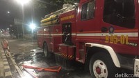 Foto: Sementara di jalan terlihat air tergenang bercecaran. (Ibnu-detikcom)