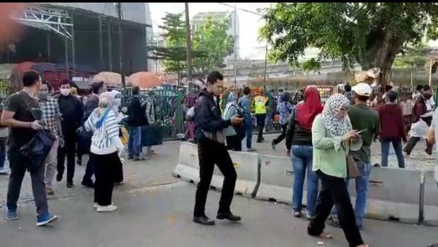 Stasiun Tanah Abang Dilempari Batu oleh Pendemo