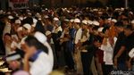 Momen Massa di Bawaslu Salat Maghrib Berjemaah