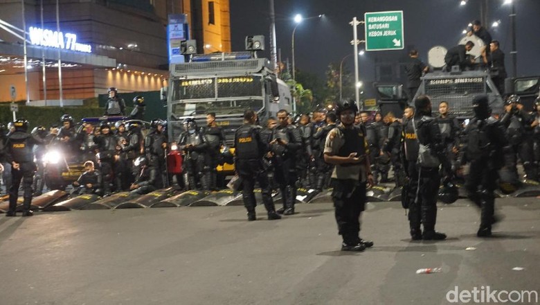 Ricuh di Slipi, Barracuda hingga Water Cannon Disiagakan Ricuh di Slipi, Barracuda hingga Water Cannon Disiagakan