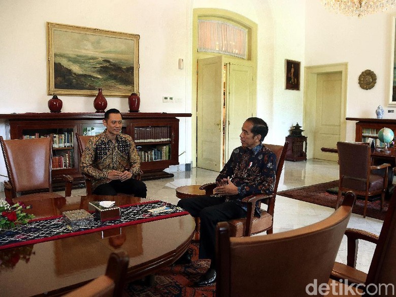 PD Dinilai Ingin Ada di Tengah dan Leluasa Pilih Koalisi Usai Pilpres PD Dinilai Ingin Ada di Tengah dan Leluasa Pilih Koalisi Usai Pilpres