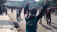 Sebagian dari mereka berusaha menenangkan massa.