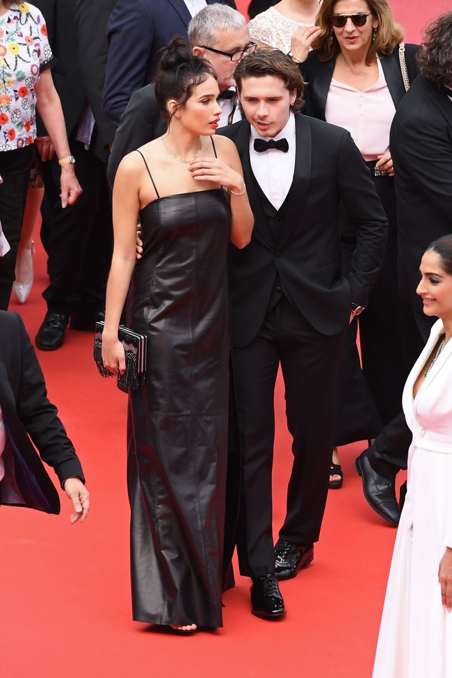 Kompak dengan pacarnya, setelan Salvatore Ferragamo juga menjadi andalan Brooklyn. Necis dengan setelan, pria 20 tahun ini tetap mempertahan gaya rambut gondrongnya yang maskulin. (Foto: Pascal Le Segretain/Getty Images)