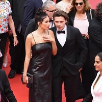 Kompak dengan pacarnya, setelan Salvatore Ferragamo juga menjadi andalan Brooklyn. Necis dengan setelan, pria 20 tahun ini tetap mempertahan gaya rambut gondrongnya yang maskulin. (Foto: Pascal Le Segretain/Getty Images)