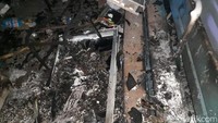 Sejumlah bagian dari pospol tersebut hangus terbakar.