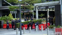 Para petugas keamanan perkantoran tampak menutup pintu rapat-rapat.