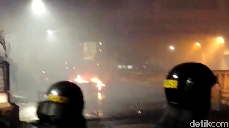 Massa Lawan Petugas di Tn Abang, Ada Barang Dibakar di Jalan Massa Lawan Petugas di Tn Abang, Ada Barang Dibakar di Jalan