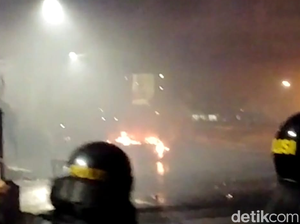 Massa Lawan Petugas di Tn Abang, Ada Barang Dibakar di Jalan