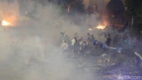 Kondisi di depan Bawaslu tampak penuh asap.