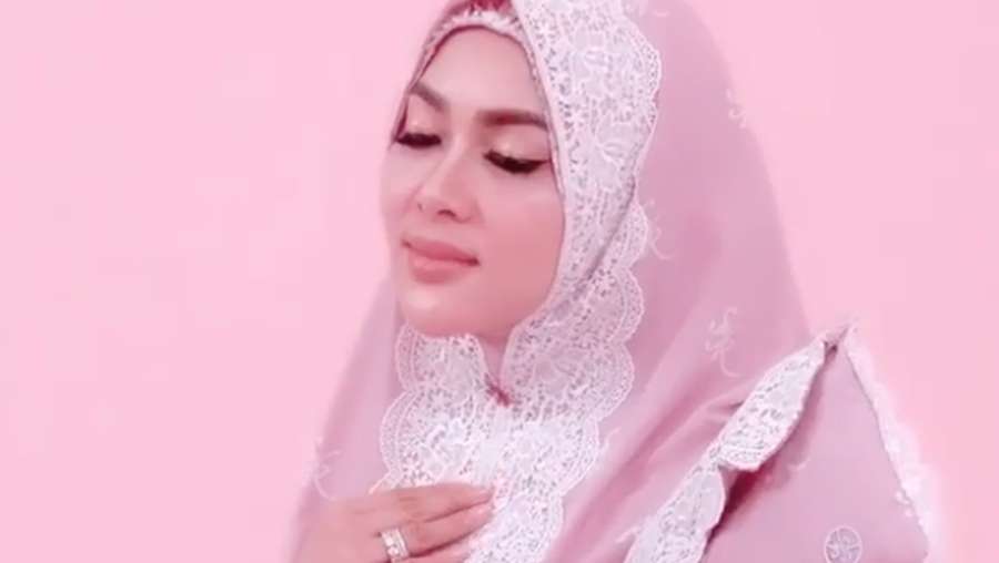 Cetar Syahrini Rilis Mukena Berhiaskan Emas 24 Karat