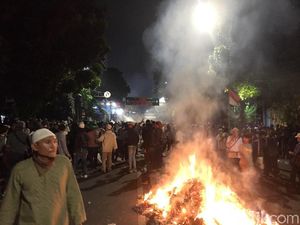 Video Ricuh Lagi di Depan Bawaslu Usai Magrib, Api Berkobar