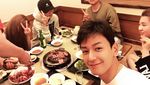 Pose Keren Lim Ju Hwan Different Dreams Saat Makan Hot Pot dan Ngopi
