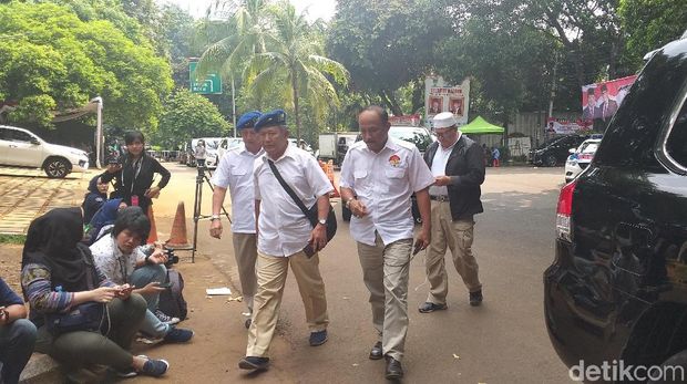 eks KSAU Marsekal TNI (Purn) Imam Sufaat mendatangi kantor BPN di Kertanegara