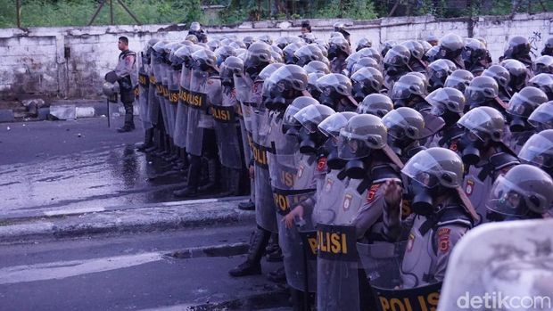 Massa di Jl Brigjen Katamso, Slipi, pukul 18.02 WIB, Rabu (22/5/2019)
