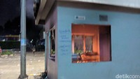 Selain itu tampak pula api masih menyala di dalam pospol.
