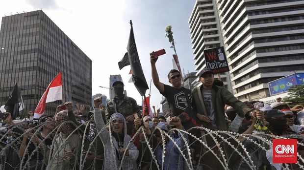 Massa Aksi Gerakan Nasional Kedaulatan Rakyat berunjuk rasa di depan Bawaslu, Jakarta, Rabu (22/5).