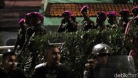 Sejumlah pasukan TNI Marinir dan Polri mengamankan kawasan Slipi, Jakarta Barat, Rabu (22/5).