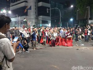 Polisi Keluarkan Peringatan, Minta Massa Dekat Bawaslu Bubarkan Diri