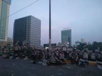 Polisi buka puasa di flyover Slipi