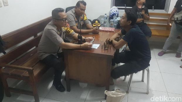  Polisi dari Polres Serang Kota mengamankan sekarung proyektil peluru di pintu Tol Serang Timur