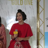 Vanesha mengaku cukup puas dengan hasil dari cushion terbaru Y.O.U. Hasilnya natural, nggak bikin berminyak tapi juga long lasting, ujar Vanesha.  Foto: Kiki Oktaviani/Wolipop