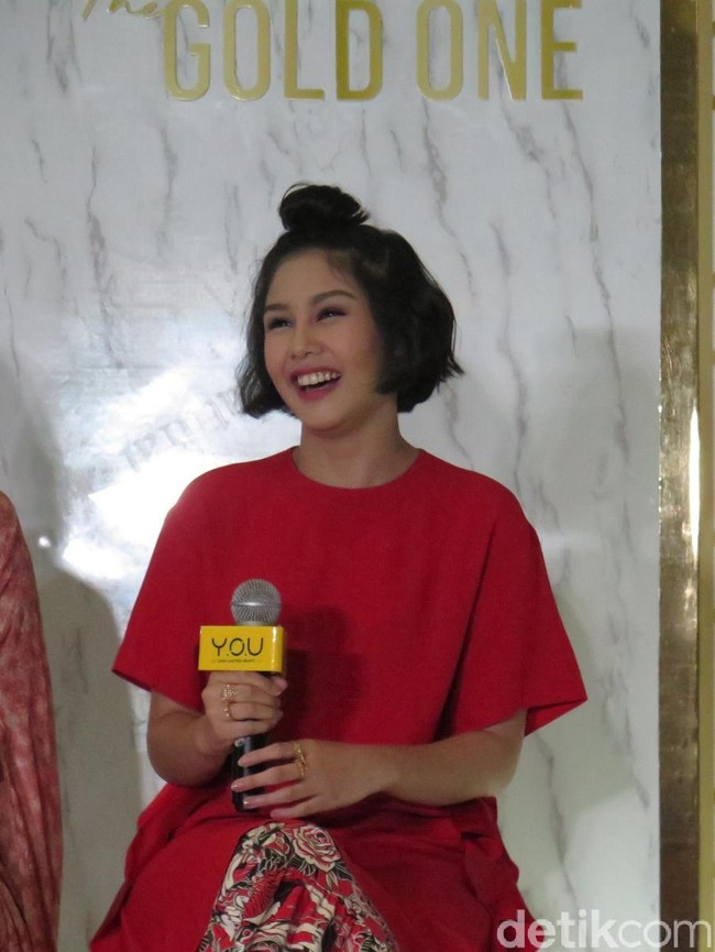 Vanesha mengaku cukup puas dengan hasil dari cushion terbaru Y.O.U. Hasilnya natural, nggak bikin berminyak tapi juga long lasting, ujar Vanesha.  Foto: Kiki Oktaviani/Wolipop