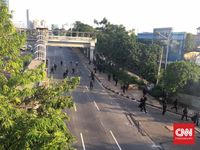Massa dan Polisi Kembali Bentrok di Slipi Jakarta Barat