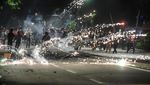 Jelang Sahur, Perang Gas Air Mata dan Petasan Pecah di Tanah Abang