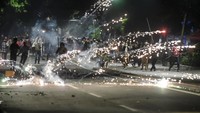 Udara terasa perih di mata, napas terasa sesak. Massa yang sempat maju mendekat ke arah polisi kemudian mundur beberapa meter. Massa pun terus melakukan perlawanan meski polisi menembakkan gas air mata.