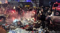 Polisi mengerahkan water cannon untuk memadamkan api di sejumlah titik di lokasi.