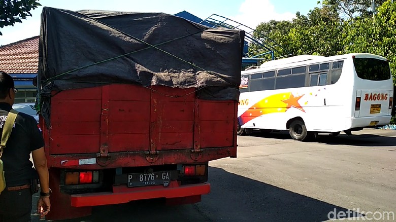 Razia Petugas Gabungan di Blitar Amankan Truk Muat Kayu Jati Razia Petugas Gabungan di Blitar Amankan Truk Muat Kayu Jati