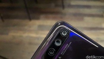 Ponsel ini mengusung empat kamera belakang. Kamera utamanya berukuran 48 MP. Foto: Fino Yurio Kristo/detikINET