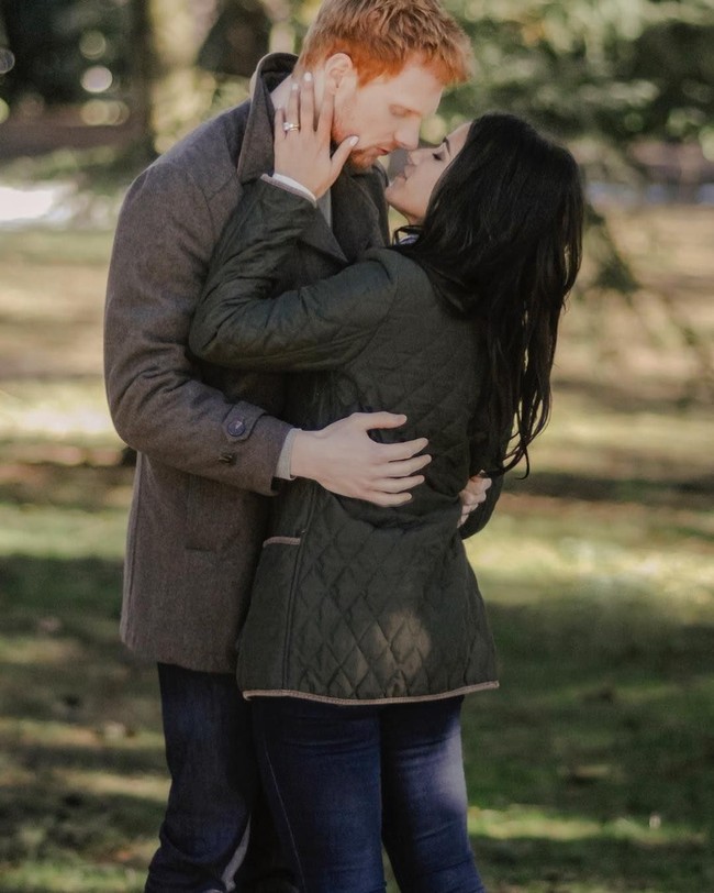 Sementara yang berperan sebagai Pangeran Harry adalah Charlie Field. Aktor asal Inggris yang memiliki warna rambut yang sama dengan Pangeran Harry. Foto: Instagram @tiffany_smith