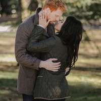 Sementara yang berperan sebagai Pangeran Harry adalah Charlie Field. Aktor asal Inggris yang memiliki warna rambut yang sama dengan Pangeran Harry. Foto: Instagram @tiffany_smith