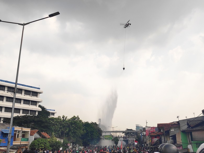 Heli Water Bombing Padamkan Ban yang Dibakar Massa di Tanah Abang Heli Water Bombing Padamkan Ban yang Dibakar Massa di Tanah Abang