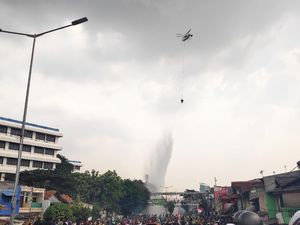 Heli Water Bombing Padamkan Ban yang Dibakar Massa di Tanah Abang
