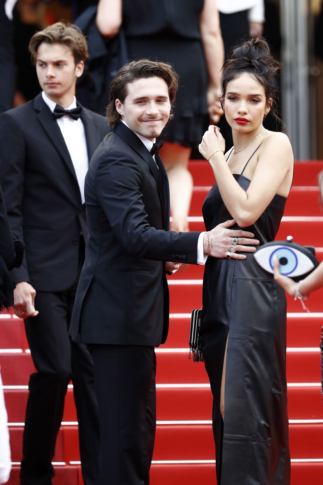 Momen tersebut turut memperlihatkan sifat Brooklyn sebagai pacar yang protektif. Dikabarkan Elle, sambil menaiki tangga, keduanya berpegangan tangan. Saat Hana membalikkan tubuhnya untuk berpose, Brooklyn terlihat memegang perut sang kekasih seolah ingin melindunginya. (Foto: Pascal Le Segretain/Getty Images)