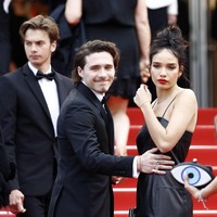 Momen tersebut turut memperlihatkan sifat Brooklyn sebagai pacar yang protektif. Dikabarkan Elle, sambil menaiki tangga, keduanya berpegangan tangan. Saat Hana membalikkan tubuhnya untuk berpose, Brooklyn terlihat memegang perut sang kekasih seolah ingin melindunginya. (Foto: Pascal Le Segretain/Getty Images)