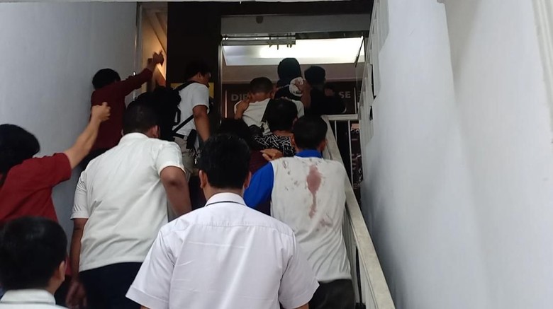 69 Orang Diduga Provokator Aksi 22 Mei Dini Hari Diamankan di Polda Metro 69 Orang Diduga Provokator Aksi 22 Mei Dini Hari Diamankan di Polda Metro