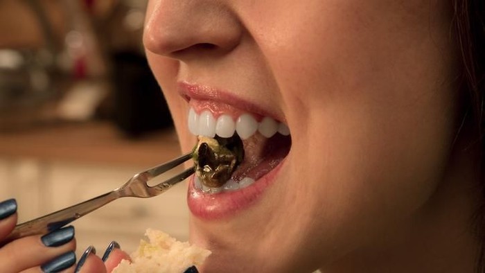 Ilustrasi makan siput mentah. Foto: iStock Ilustrasi makan siput mentah. Foto: iStock