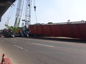 Girder Dipindahkan, Tol Jakarta-Cikampek Kembali Normal