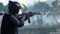 Polisi berusaha mengendalikan massa.