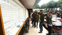 Beberapa warga mengecek daftar korban di papan pengumuman RS Tarakan. Sejauh ini korban luka yang masuk ke RS Tarakan berjumlah 141 orang.