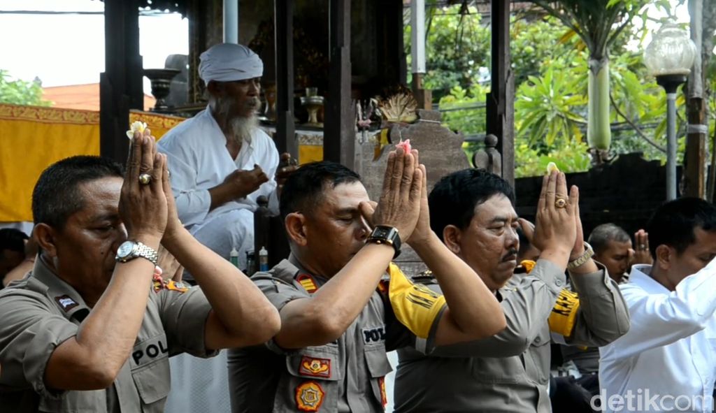 Polisi di Bali Doa Bersama untuk Keselamatan Rekannya di Jakarta (Dita-detikcom)