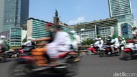 Massa mulai bergerak menuju gedung Bawaslu, Jakarta, jelang aksi 22 Mei 2019.
