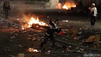 Massa melempari polisi dengan batu.