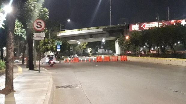 Sejumlah aparat polisi dan TNI masih berjaga di lokasi.