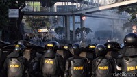Polisi bersiaga di kawasan Tanah Abang, Jakarta, untuk mengamankan bentrok yang terjadi di sana, Rabu (22/5/2019). 