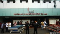 RS Tarakan menyiagakan ranjang pasien di depan rumah sakit.